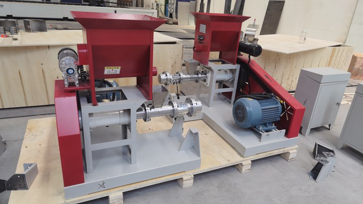 small Salmon twin screw extruder machine in Uganda